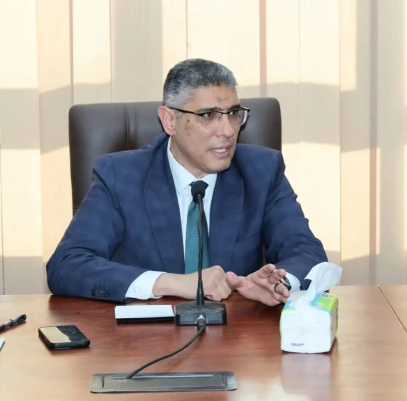 محافظ الجيزة يبحث مع رؤساء الأحياء الارتقاء بمستوى النظافة والمظهر الحضاري