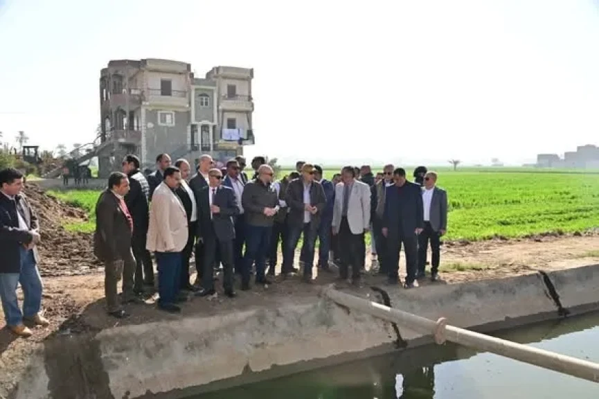 وزير االري ومحافظ بني سويف يتفقدان المنظومة المائية ومشروعات حياة كريمة