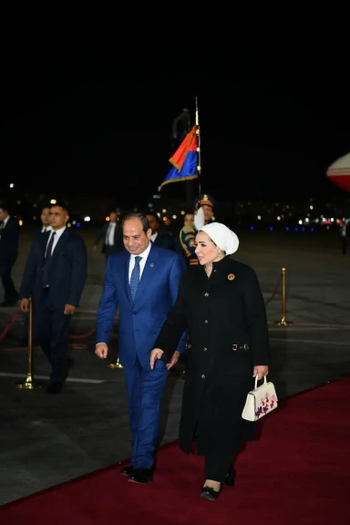 السيدة انتصار السيسي مودعة الرئيس أردوغان وقرينته: ”من أرض الكنانة في وداع ضيوف مصر الكرام”