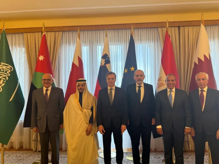 وزير الخارجية يبحث مع رئيس وزراء سلوفينيا التطورات الإقليمية والدولية إلى جانب وزراء خارجية دول عربية