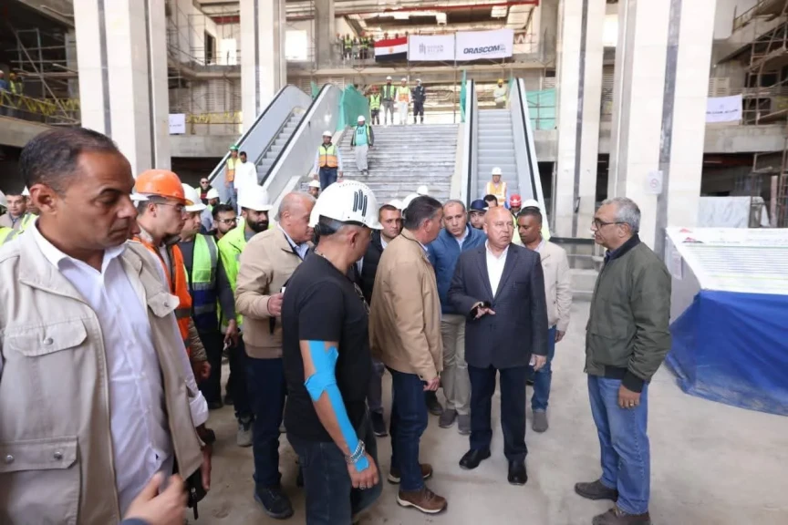 وزير الصناعة والنقل يتفقد مواقع العمل بالخط الأول من شبكة القطار الكهربائي في المسافة من العلمين حتى الإسكندرية