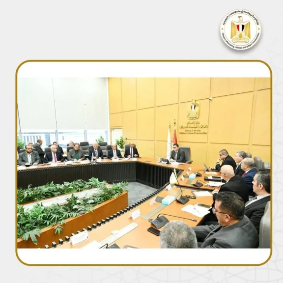وزير الإسكان يترأس اجتماع لجنة السياسات للشركة القابضة لمياه الشرب والصرف الصحي
