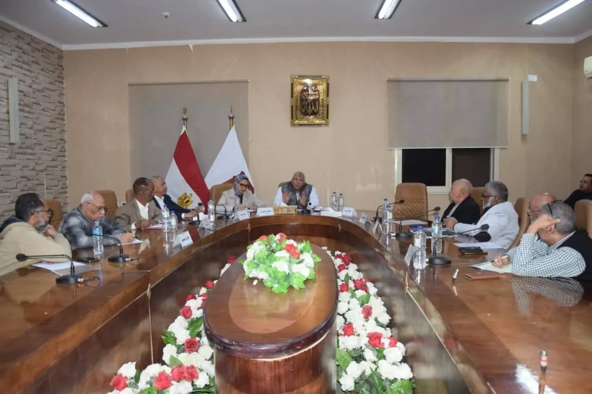 محافظ الوادي الجديد يترأس اجتماع مجلس إدارة ”حسن حلمي”