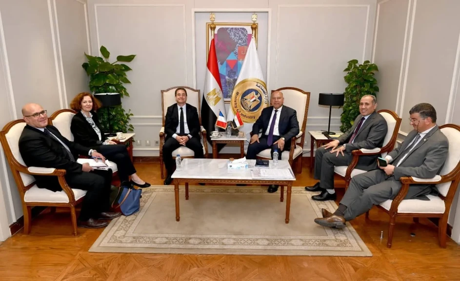 وزير الصناعة والنقل يبحث مع السفير الفرنسي آخر مستجدات مشروعات النقل المشتركة الجاري تنفيذها