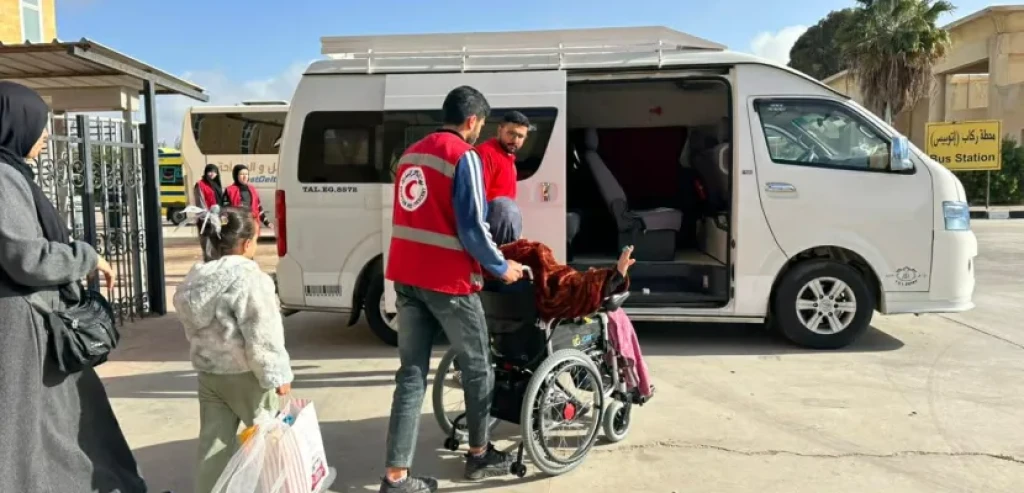 وصول الدفعة السابعة من المرضى إلى معبر رفح تمهيدا لنقلهم إلى المستشفيات المصرية