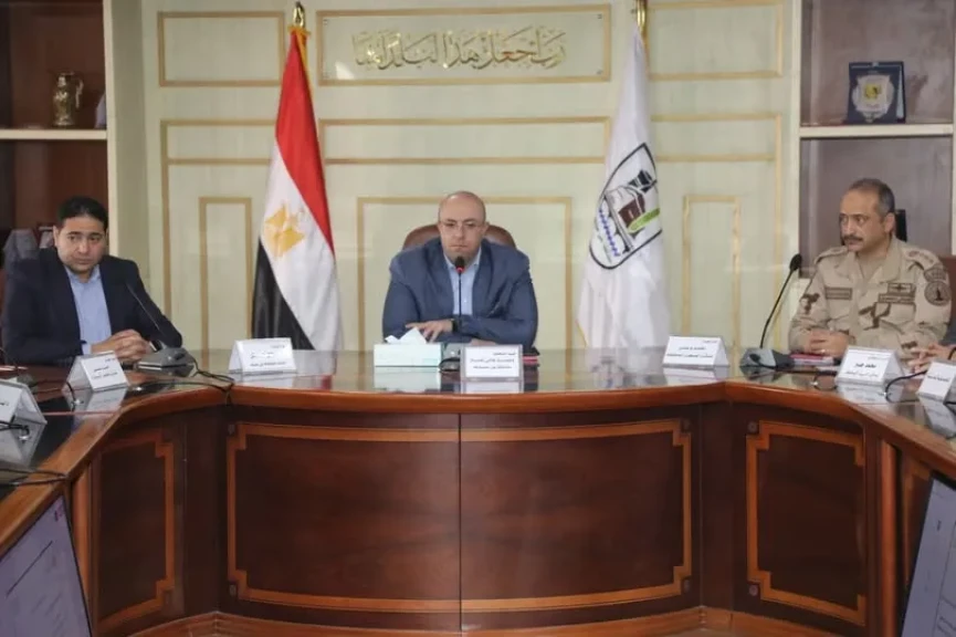محافظ بني سويف يعقد اجتماعًا لمتابعة مُستجدات الموقف التنفيذي لمشروعات المرحلة الأولى من حياة كريمة