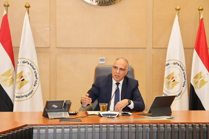 وزير الري يلتقى قيادات الوزارة وأعضاء المكتب الفنى
