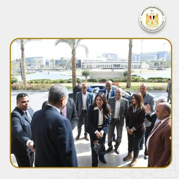 وزيرة الإسكان تصل إلى ديوان عام الوزارة عقب أداء اليمين الدستورية