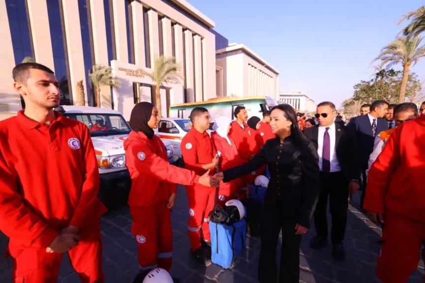 وزيرة التضامن الاجتماعي تشهد اصطفاف فرق التدخل السريع والهلال الأحمر المصري