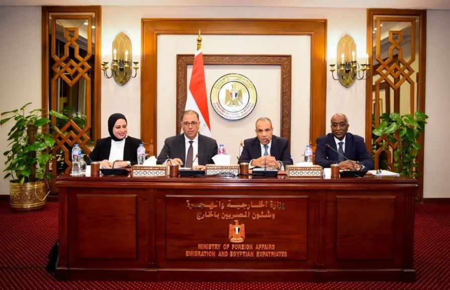 وزير الخارجية يجتمع بقيادات الوزارة ويؤكد أهمية مواصلة تطوير الأداء المؤسسي
