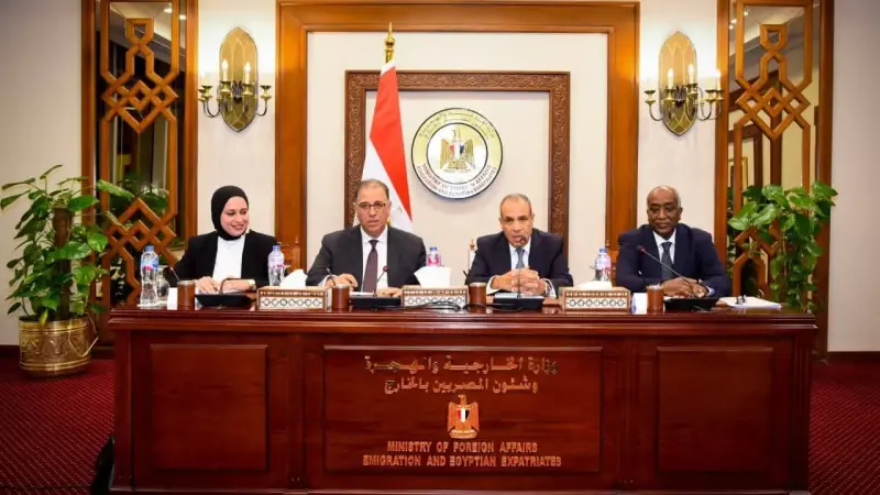 وزير الخارجية يجتمع بقيادات الوزارة ويؤكد أهمية مواصلة تطوير الأداء المؤسسي