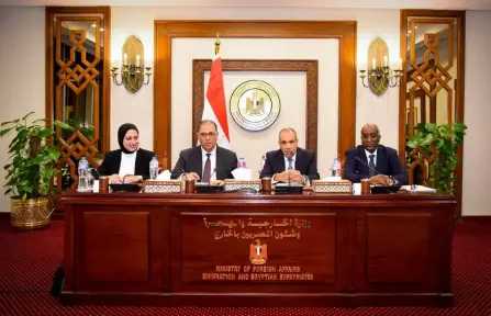 وزير الخارجية يجتمع بقيادات الوزارة ويؤكد أهمية مواصلة تطوير الأداء المؤسسي