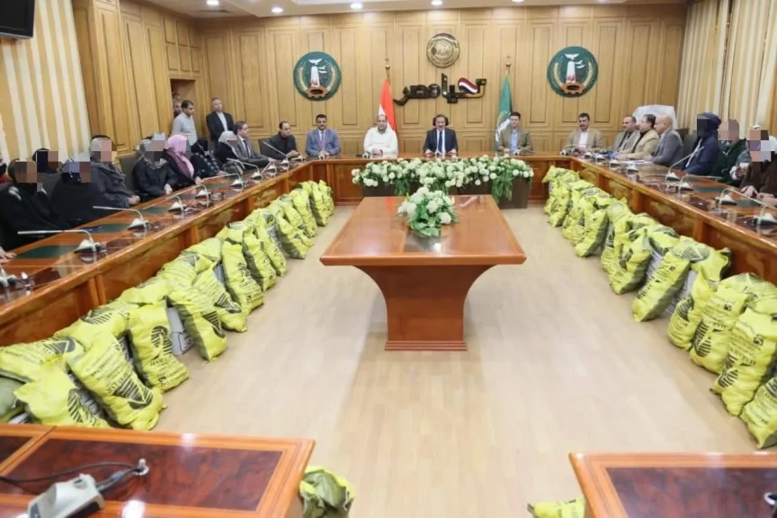 محافظ المنوفية يوزع مساعدات مالية ومواد غذائية لـــ 60حالة إنسانية من الأسر الأولى بالرعاية