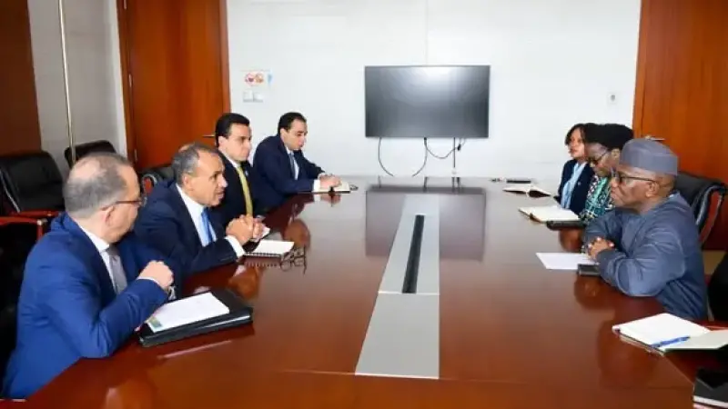 وزير الخارجية يلتقي مفوض الشئون السياسية والسلم والأمن بالاتحاد الأفريقي على هامش أعمال المجلس التنفيذي للاتحاد الأفريقي