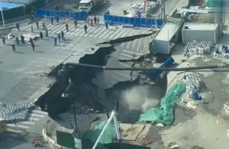 الصين.. ”حفرة عملاقة” تبتلع تقاطع طرق في شنغهاي