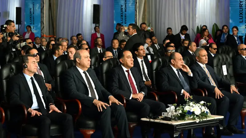 رئيس الوزراء يشهد فعاليات الاحتفال بانضمام أول طائرة من طراز Airbus A350-900  إلى أسطول الناقل الوطني