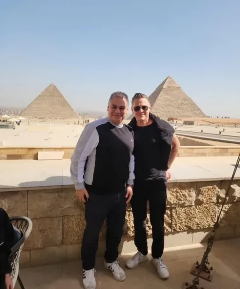 الفنان العالمي براين آدمز وأسرته يزورون منطقة أهرامات الجيزة