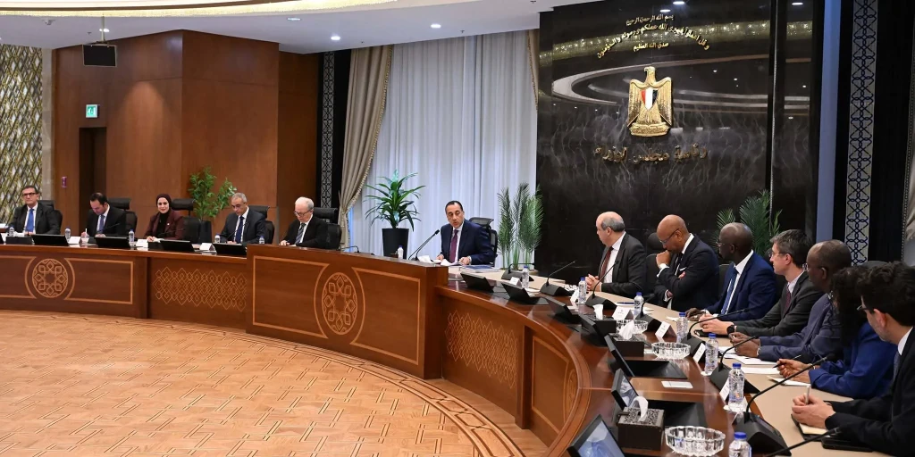 رئيس الوزراء يتابع مع نائب رئيس مؤسسة التمويل الدولية مستجدات ملف إدارة وتشغيل المطارات من خلال القطاع الخاص