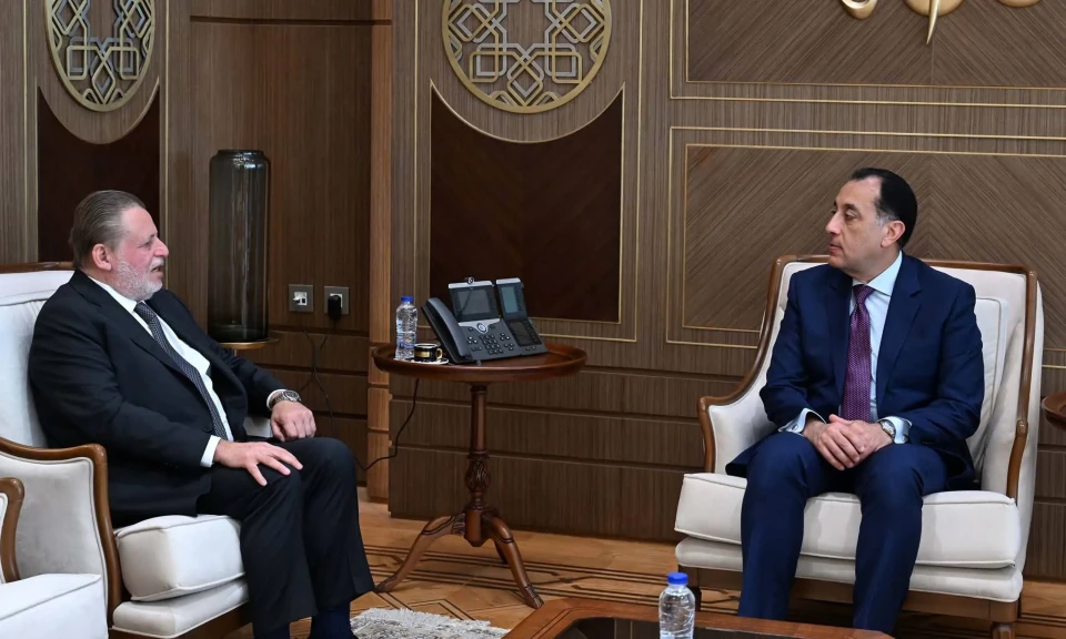 رئيس الوزراء يلتقي محافظ البنك المركزي لبحث عدد من الملفات المهمة