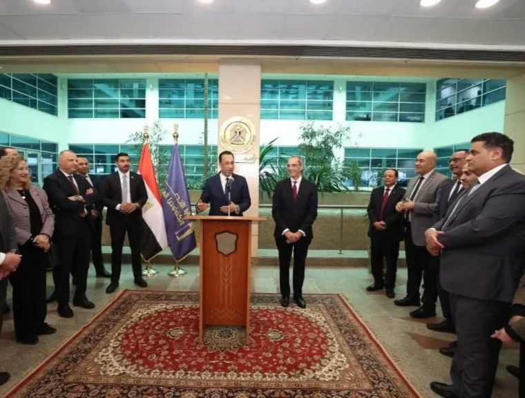 وزير الاتصالات يستقبل نظيره  السابق ويبحث معه أبرز ملفات العمل بالوزارة