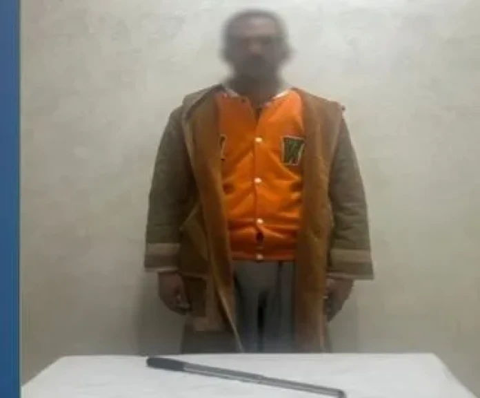 الداخلية: ضبط أحد الأشخاص ممسكاً عصا حديدية بالتعدى على أحد الأشخاص بالشرقية
