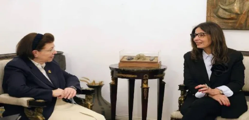 وزيرة الثقافة تبحث مع نظيرتها اليونانية تعزيز التعاون الثقافى المشترك بين مصر واليونان