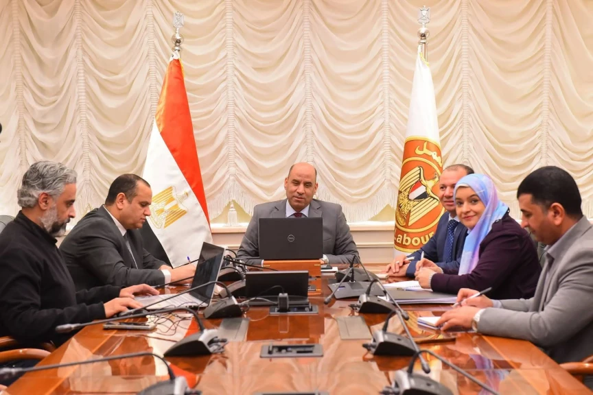 وزير العمل يعقد اجتماعًا مع الملحقين العماليّين بالخارج