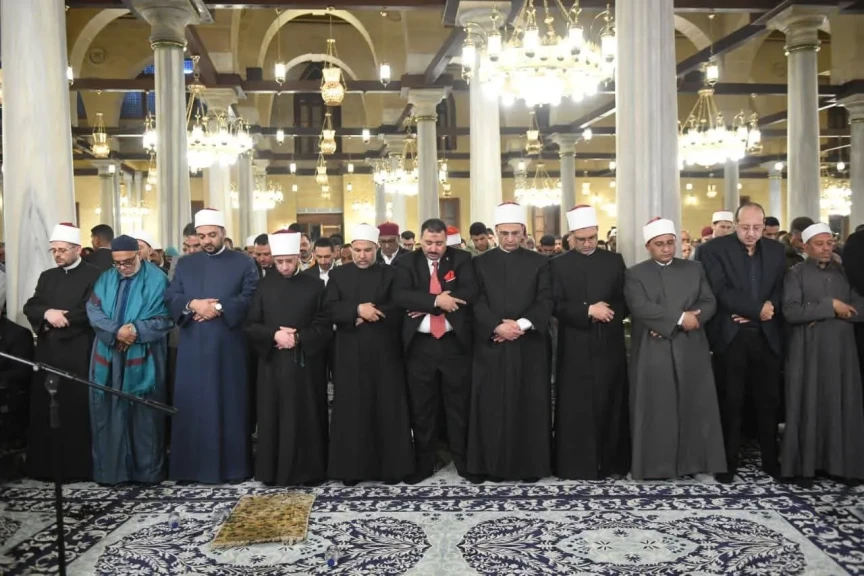 وزير الأوقاف يؤدي صلاة التراويح في أول ليلة من رمضان بمسجد الإمام الحسين