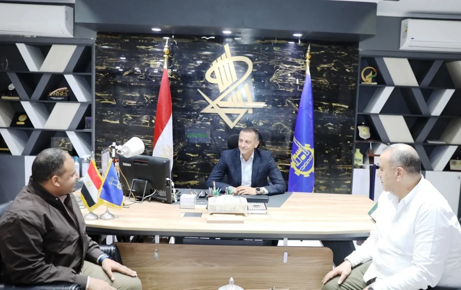 محافظ أسوان  يلتقى رئيس الشركة المصرية للإتصالات