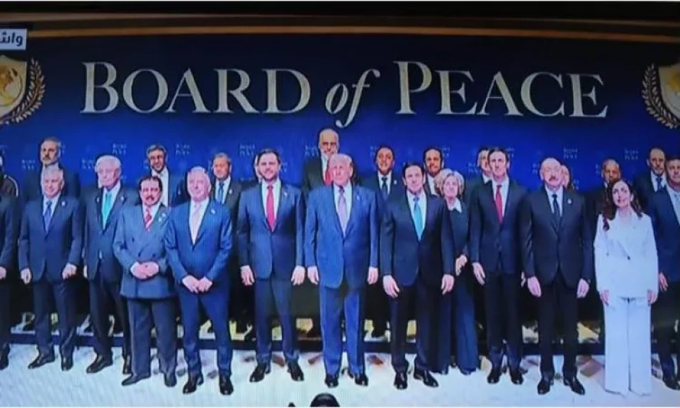 صورة جماعية للقادة المشاركين في الاجتماع الأول لمجلس السلام