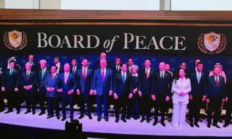 نيابة عن الرئيس.. رئيس الوزراء يشارك في الاجتماع الأول لـ”مجلس السلام” بواشنطن