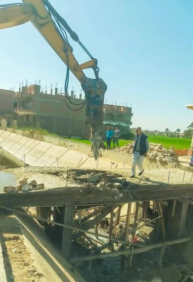 وزير الري يتابع إجراءات الإزالة الفورية لتعدى أحد المواطنين على ترعة فزارة بسوهاج