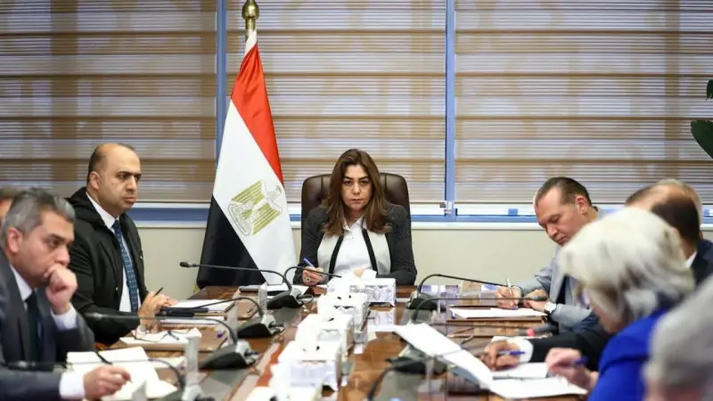 وزيرة التنمية المحلية والبيئة تعقد اجتماعاً موسعاً مع قيادات الوزارة ورئيسي جهازي شئون البيئة وإدارة المخلفات