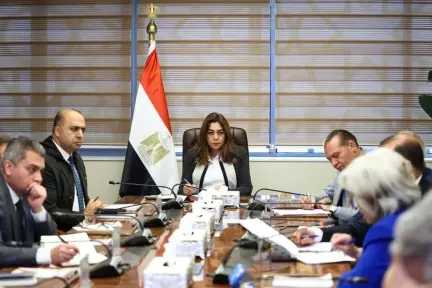 وزيرة التنمية المحلية والبيئة تعقد اجتماعاً موسعاً مع قيادات الوزارة ورئيسي جهازي شئون البيئة وإدارة المخلفات