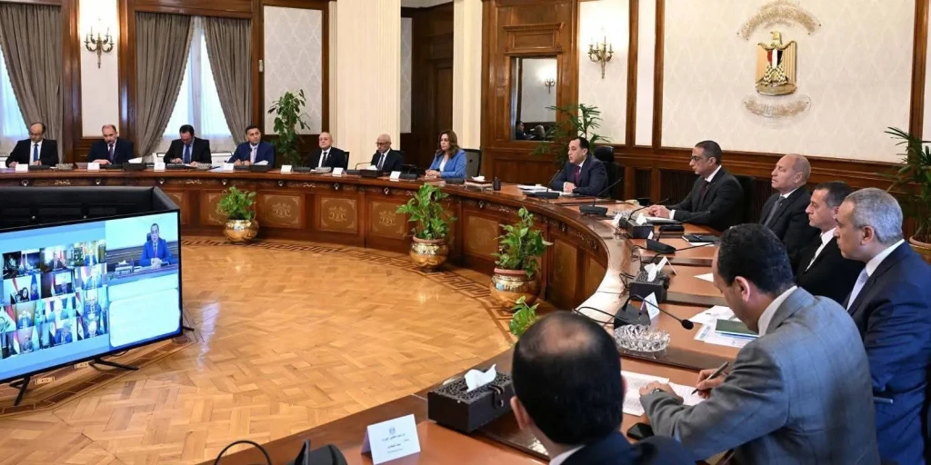 محافظ أسوان يشارك فى أول إجتماع لمجلس المحافظين