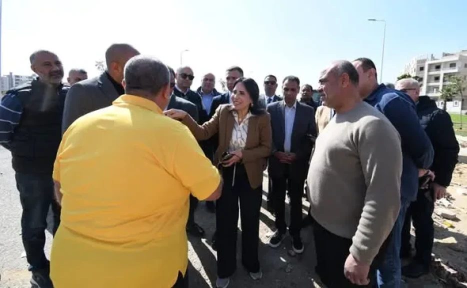 وزيرة الإسكان تلتقي بأحد مواطني مدينة الشروق وتكلف بسرعة الاستجابة لطلباته