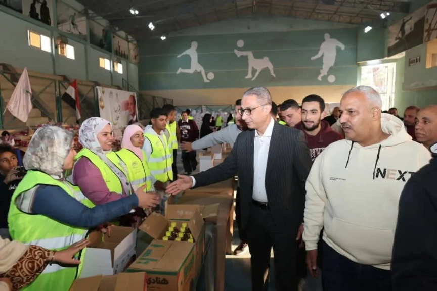 محافظ الجيزة يشارك في تعبئة 10 آلاف كرتونة مواد غذائية لدعم القرى الأكثر احتياجًا بـ10 محافظات