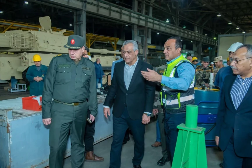 وزير الدولة للإنتاج الحربي يتابع سير العملية الإنتاجية بمصنع إنتاج وإصلاح المدرعات وشركة أبو زعبل للصناعات الهندسية