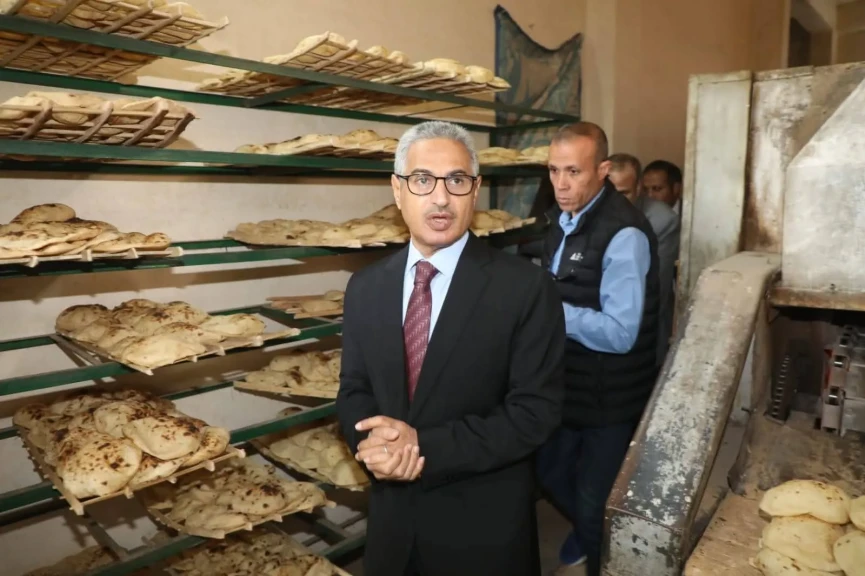 محافظ بني سويف يغيّر خط سير جولته ويفاجئ عددًا من المخابز