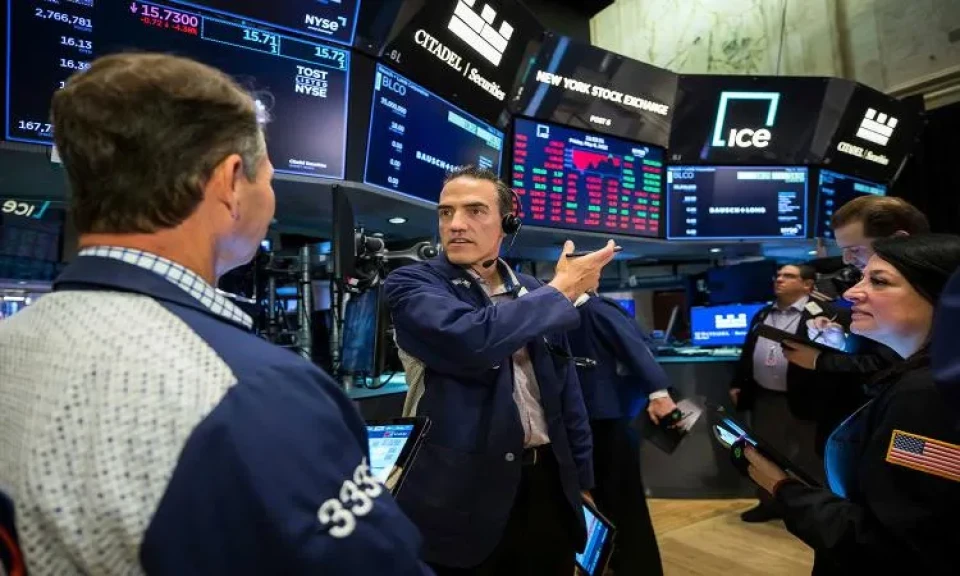 نزوح قياسي للأموال من ”وول ستريت” : 75 مليار دولار تغادر الأسهم الأمريكية