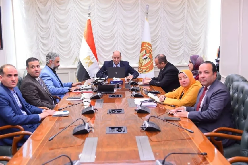 وزير العمل يعقد اجتماعًا مع محافظات القاهرة والجيزة والقليوبية والشرقية