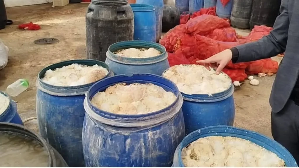 تموين المنوفية يضبط منشأة صناعية مخالفة للإشتراطات الصحية بالسادات