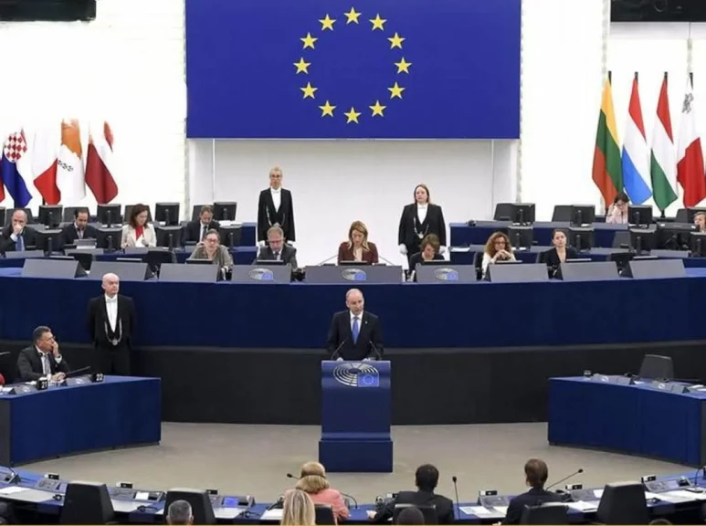 البرلمان الأوروبي يجمّد اتفاق التجارة مع الولايات المتحدة بعد أحدث رسوم جمركية لترامب