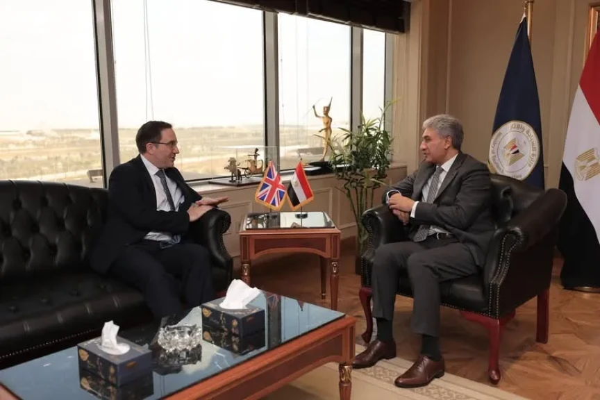 وزير السياحة والآثار يبحث مع سفير المملكة المتحدة بالقاهرة سبل تعزيز التعاون المشترك بين البلدين