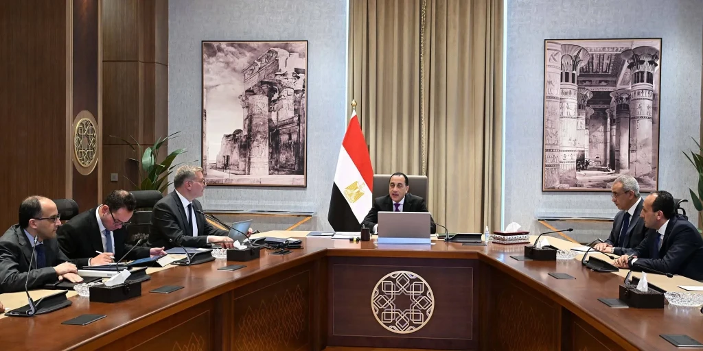 رئيس الوزراء يستعرض مستجدات عددٍ من مشروعات وملفات عمل وزارة البترول
