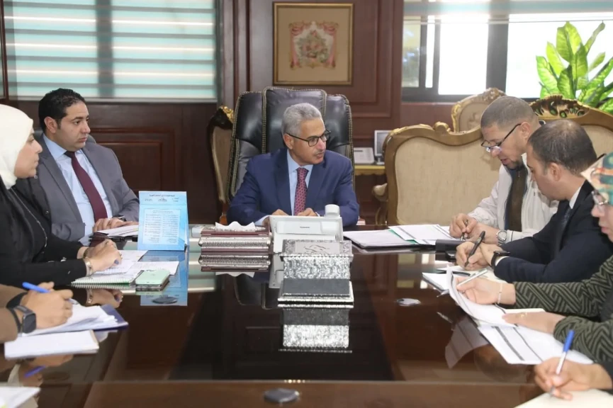 محافظ بني سويف يعقد اجتماعًا بأعضاء اللجنة التنسيقية لمنظومة التصالح