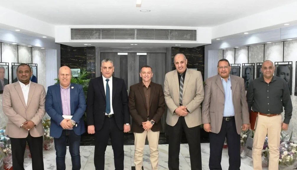 محافظ أسوان يستقبل وفد شركة توزيع الكهرباء لتقديم التنهئة