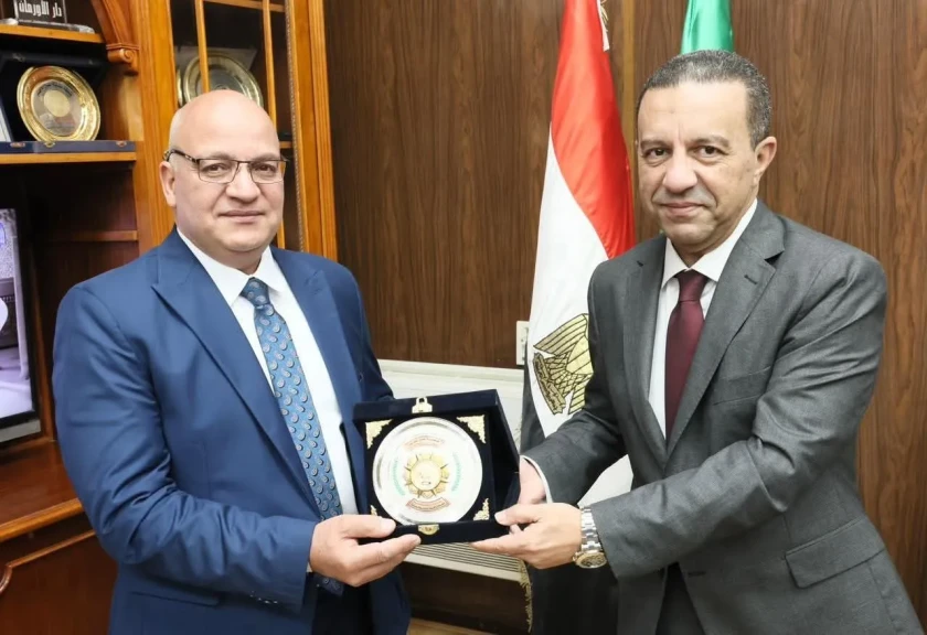 محافظ المنوفية يكرم مدير مديرية الزراعة السابق ويهديه درع المحافظة