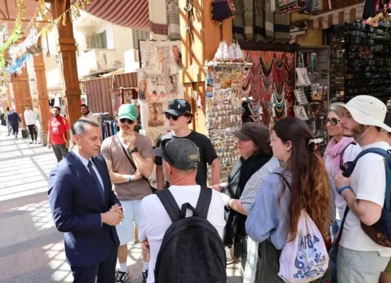 محافظ أسوان يجرى حواراً مع عدد من الأفواج السياحية بالسوق السياحى القديم