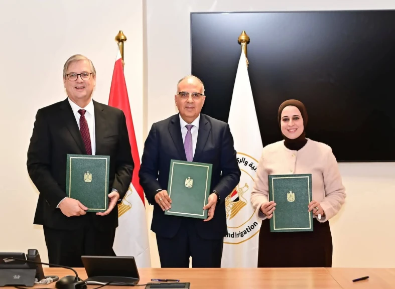 وزير الري وسفير هولندا بالقاهرة ونائب وزير الخارجية يوقعون اتفاقية تمويل دراسة جدوى حماية الشواطى